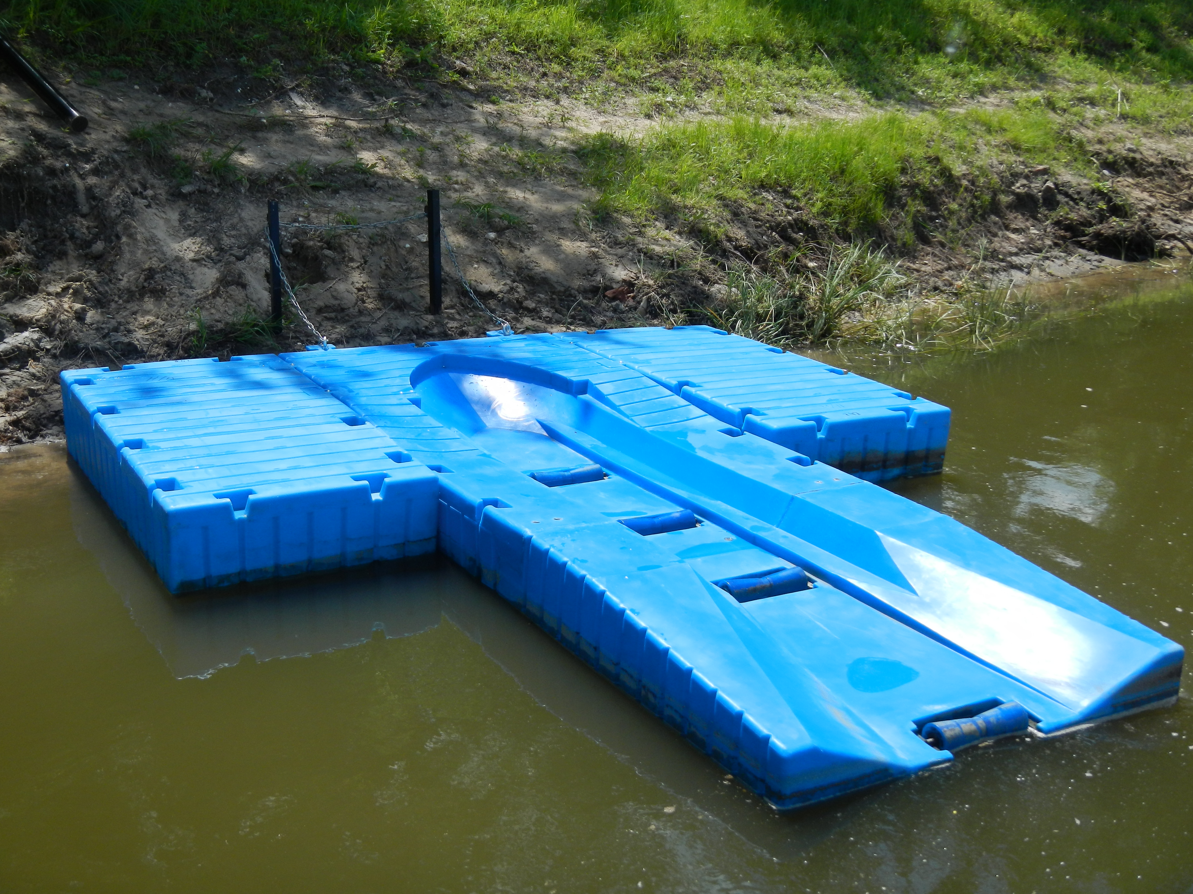 Стоянка для гидроциклов на водно-спортивной базе, PE-LLDPE, 2 слип-дока + причал